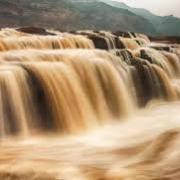 我站在壺口瀑布東岸上