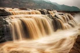 我站在壺口瀑布東岸上