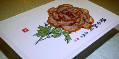 站在廣州大街上吃牛雜、「楓葉鴨」的北京味