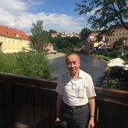 呼朋載酒   彩夢流連——專訪黃坤堯教授