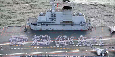 在維多利亞港遭遇航天母艦