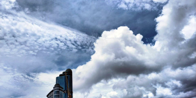 深切的人生感悟——讀江揚散文集《同一片天空下》