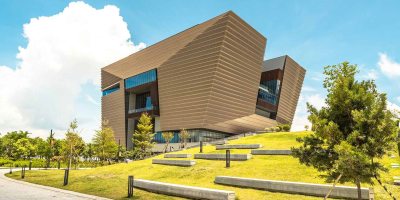 清平樂．參加香港作家聯會「香港故宮文化博物館一天遊」見高劍父遺畫有感