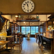 在咖啡館裏構思一首詩、打開窗戶