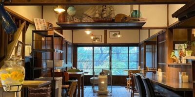 在咖啡館裏構思一首詩、打開窗戶