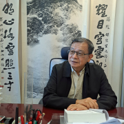 立足本港　連繫全球華文文學──專訪潘耀明先生