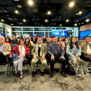 潘耀明會長帶領中國作家代表團及研討會嘉賓參觀5G「聯創+」實驗室