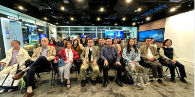 潘耀明會長帶領中國作家代表團及研討會嘉賓參觀5G「聯創+」實驗室