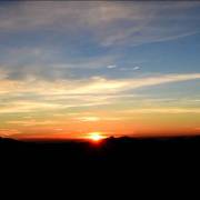 東方明亮、回不去的是故鄉